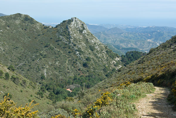 Blick auf das Refugio de Juanar und der Cerro Nicolás, Andalusien