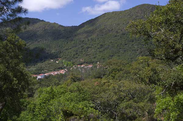 Foto: Blick auf Linares de la Sierra, Andalusien