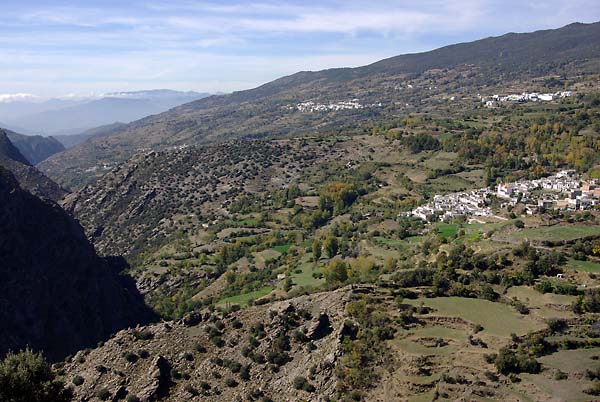 Blick auf die Taha de Pitres mit den Orten Pitres, Pórtugos und Busquistar (Sierra Nevada, Andalusien, Spanien)