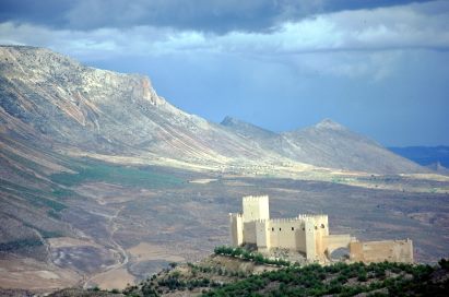 Foto des Castillo von Vélez-Blanco vor der Sierra del Gigante