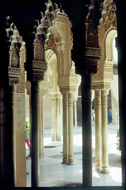 Im Patio de los Leones, Alhambra, Granada
