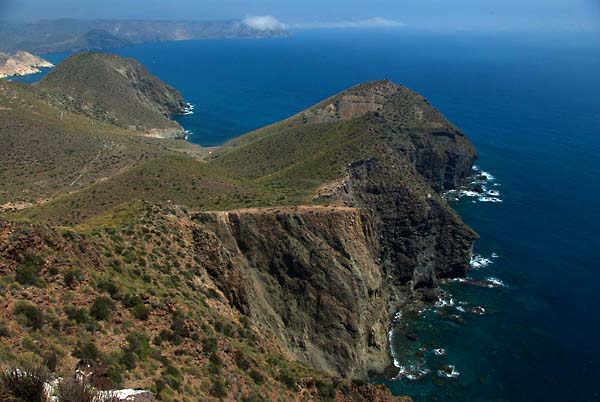 Steilküste im Naturpark Cabo de Gata, Andalusien